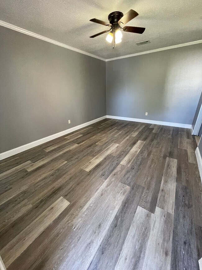 Building Photo - 3 Bedroom Home in Sunset Acres