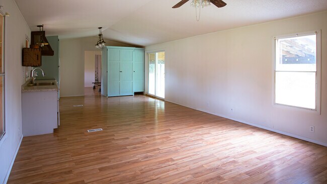 Foto del edificio - 20499 Dabbs North Rd