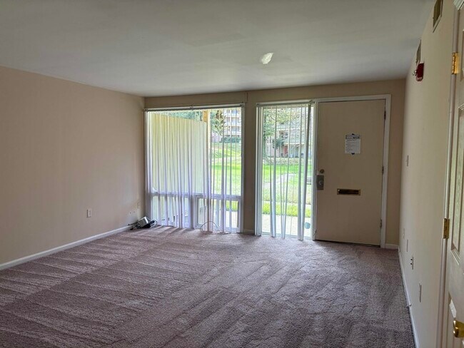 Foto del edificio - 7111 Donnell Pl