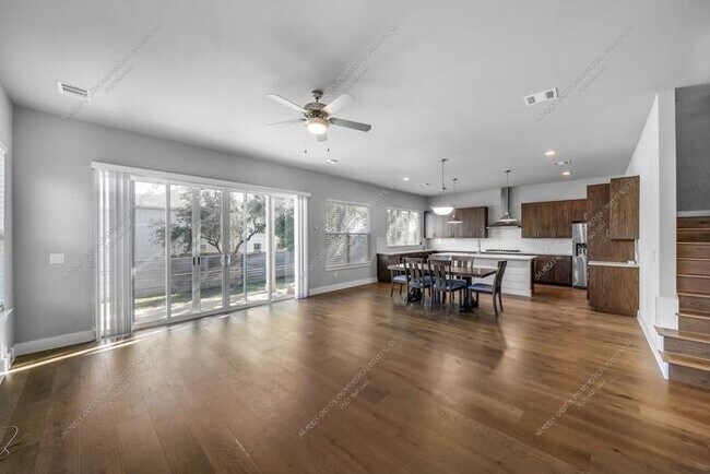 Foto del edificio - 7807 Ryans Way