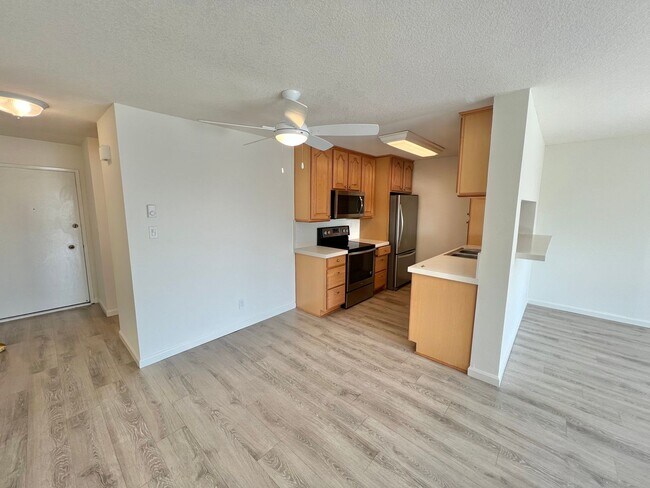 Building Photo - Top Floor Ocean View 1 Bed | Fully Remodeled | Large Balcony | Prime 2nd Street Location