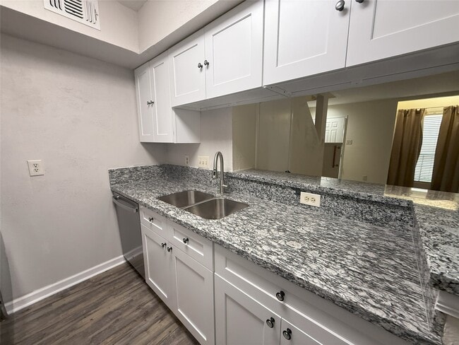 Foto del edificio - 2100 Wilcrest Dr