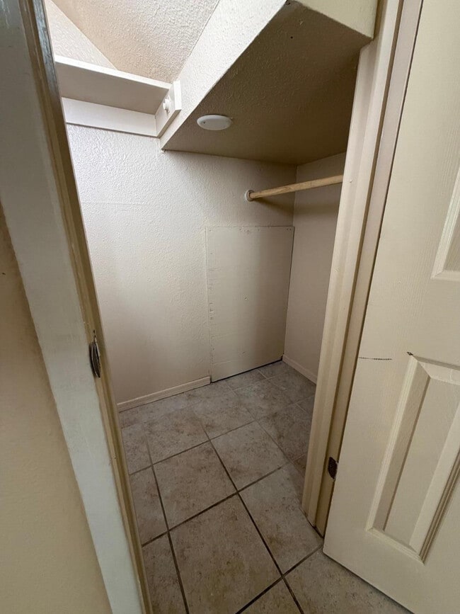 Building Photo - 1438 N Shill Dr