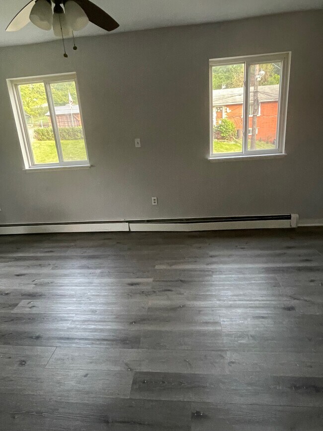 Building Photo - 204 Minooka St