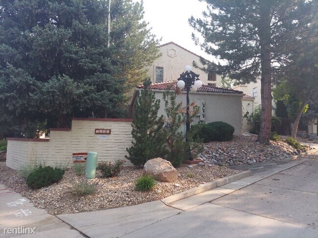 Building Photo - 3 br, 4 bath Townhome - 1530 S QUEBEC WAY