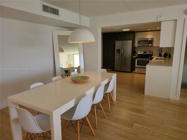 Foto del edificio - 9250 W Bay Harbor Dr