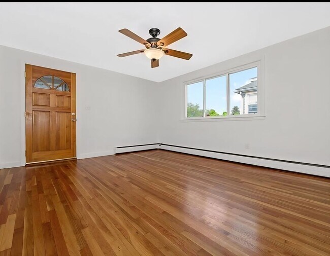 Foto del edificio - Beautiful 1 Bedroom apartment - Ashmont 9/1