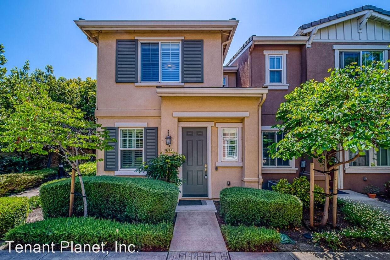 Primary Photo - 3 br, 2.5 bath House - 600 Old Oak Ln Unit 4