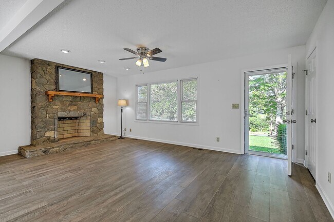 Building Photo - 2 Bedroom & Office Space / 1.5 Bath Brick ...