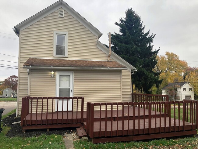 Building Photo - 2 BR Barberton Home