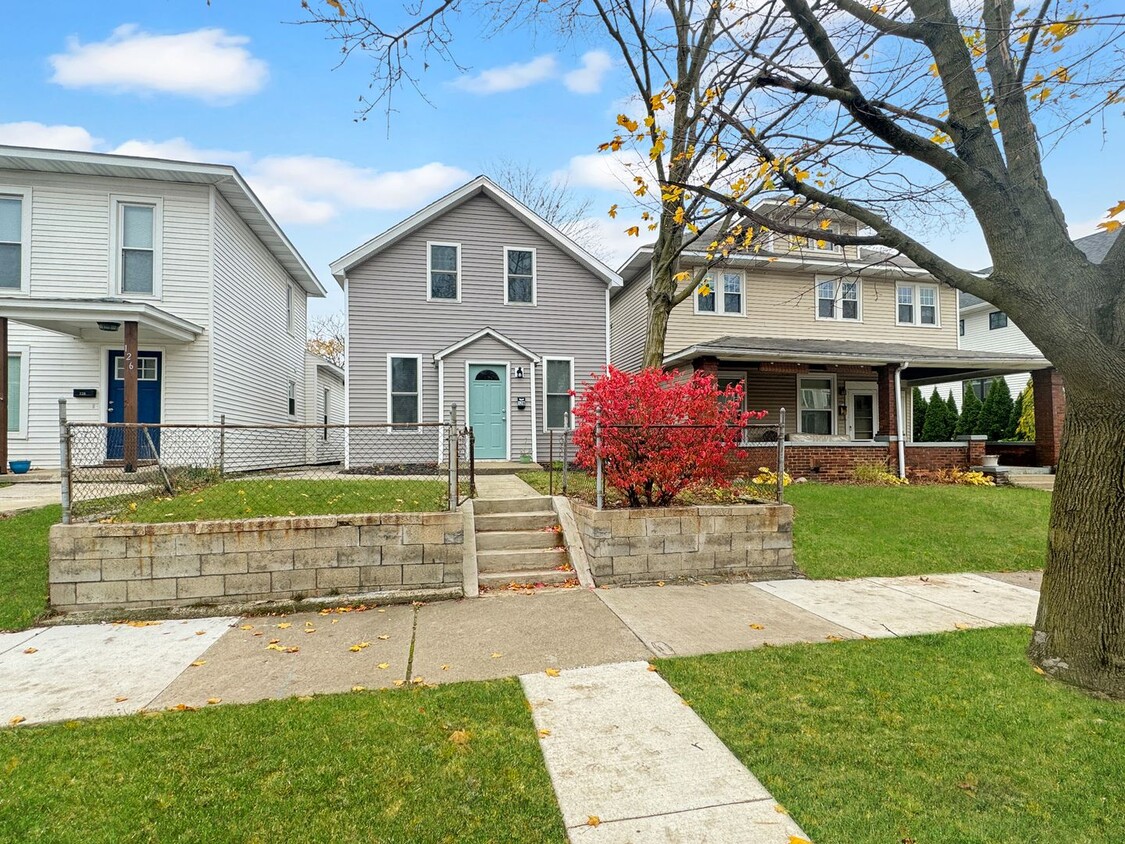 Primary Photo - Check out this lovely 4 bedroom 1.5 bathro...