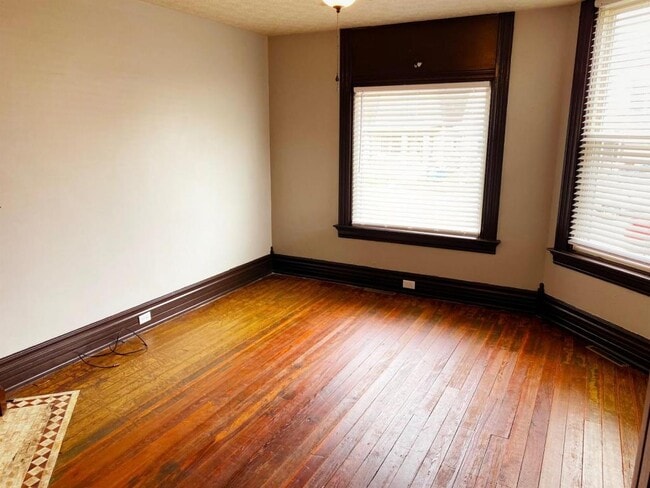 Building Photo - 424 6th Ave