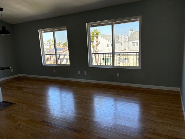 Foto del edificio - 1027 Newport Ave