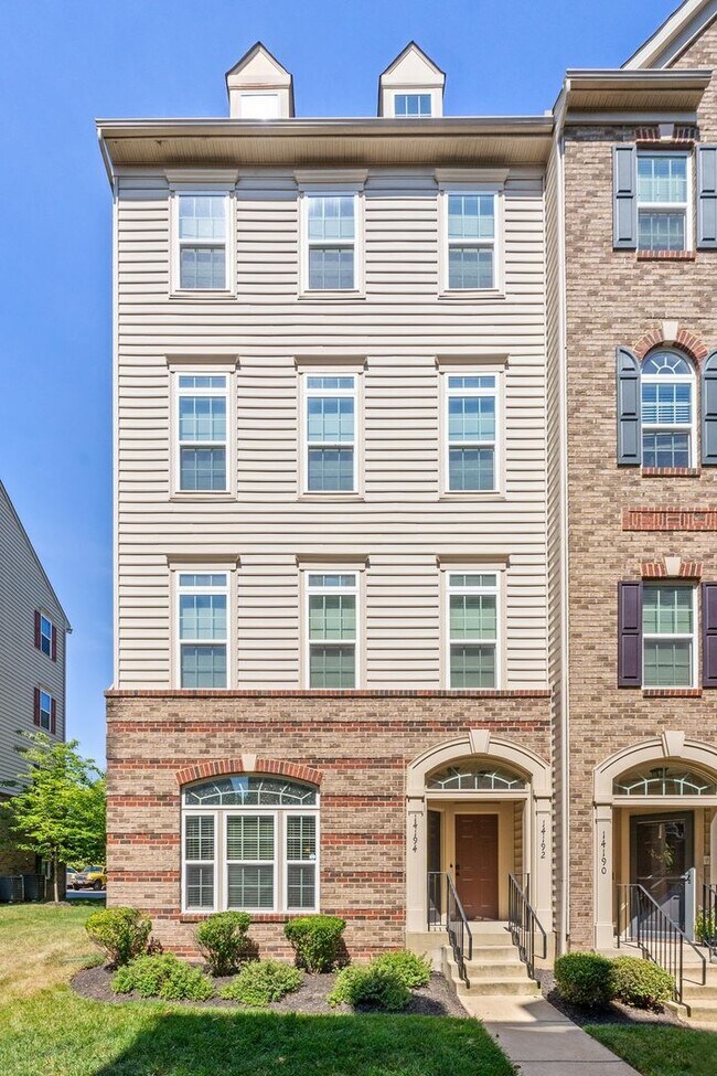 Foto del edificio - Spacious 3-Bed, 2.5-Bath End Unit in Sough...