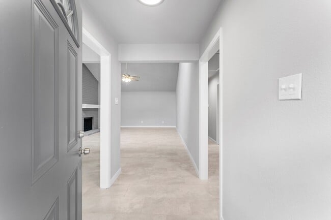 Building Photo - 10422 Rockcrest Rd