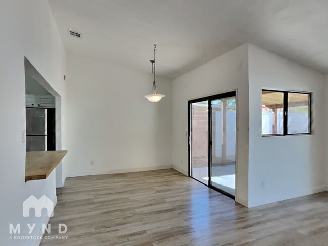 Building Photo - 370 S Pemberton Ave