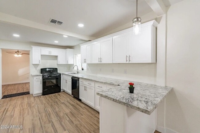 Photo - 206 E Kinderman Dr House