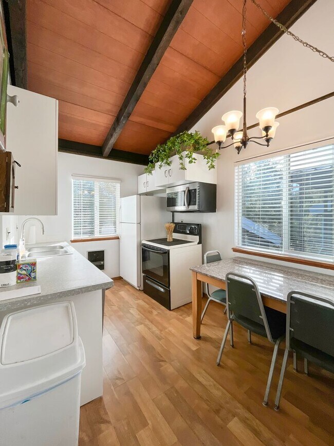 Foto del edificio - New Listing in BRECK!  Now Colorado 2 Bedroom with 2 surface spots available for 1-Year lease.  W...