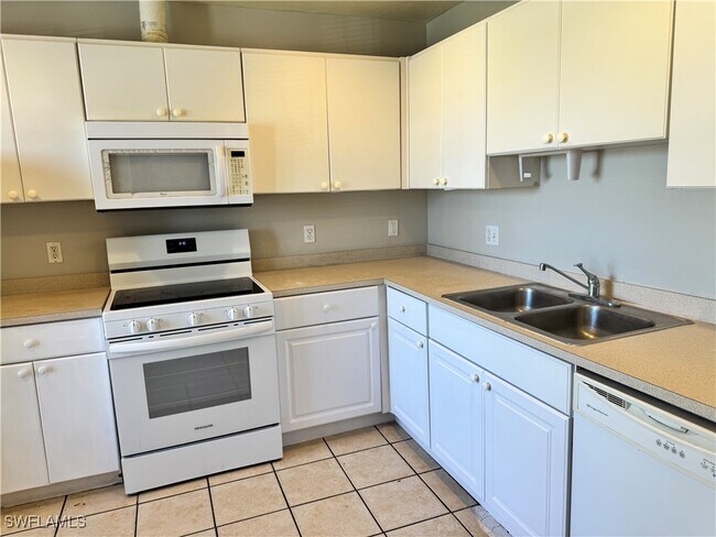 Building Photo - 2121 Snead Dr