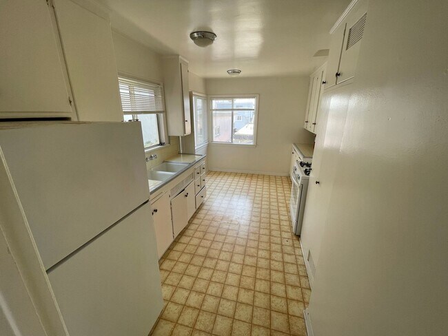 Building Photo - Manhattan Beach