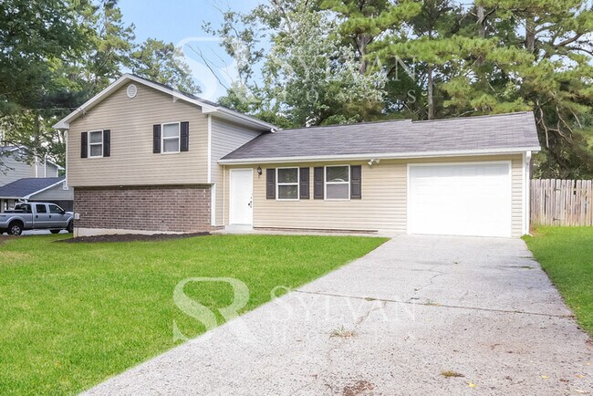 Foto del edificio - Don't miss out on this charming 3 BR 2 BA, home!