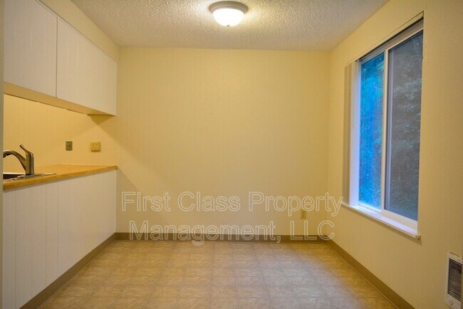 Building Photo - 3648 SW Beaverton Hillsdale Hwy
