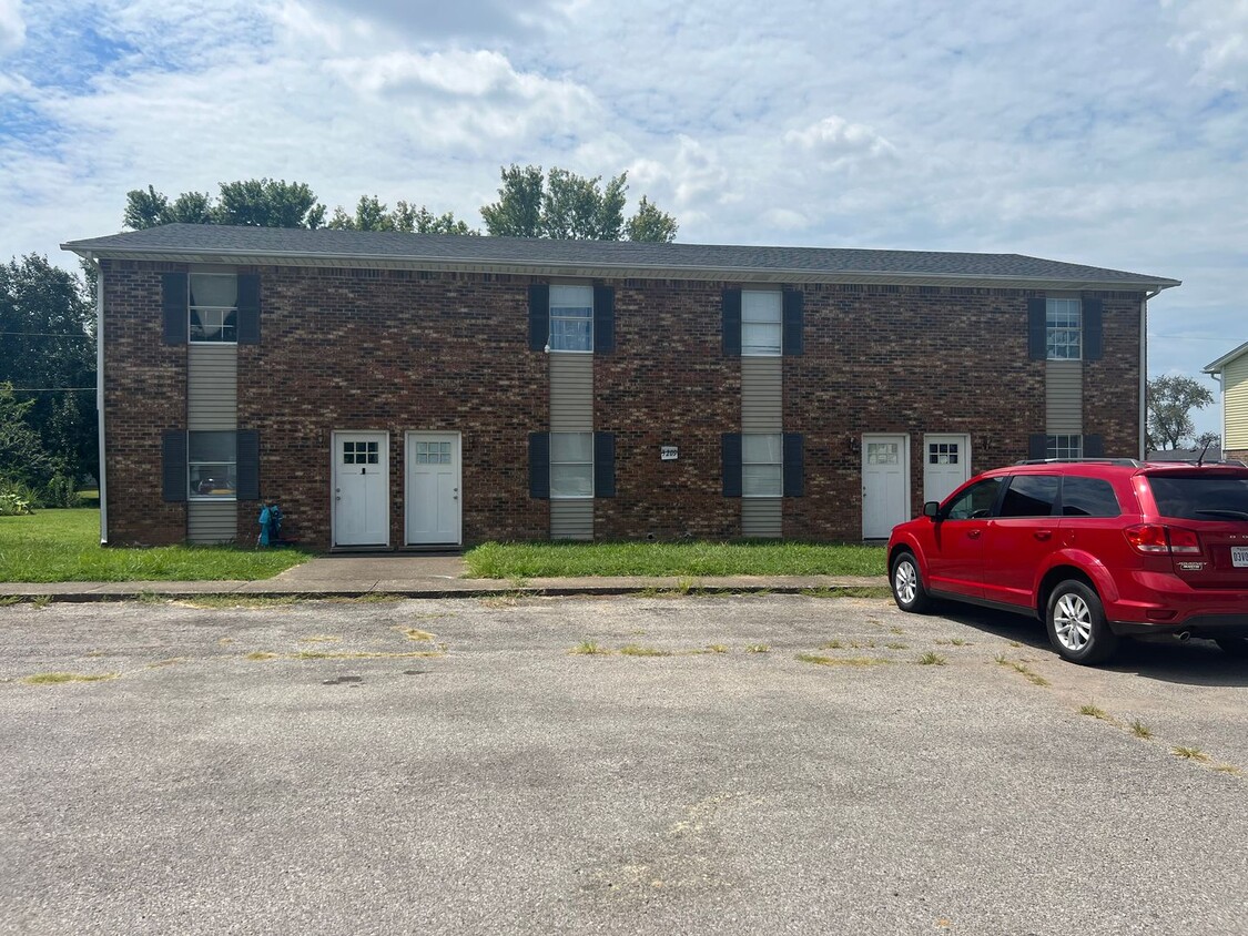 Foto principal - 2 Bed 1.5 Bath Townhouse
