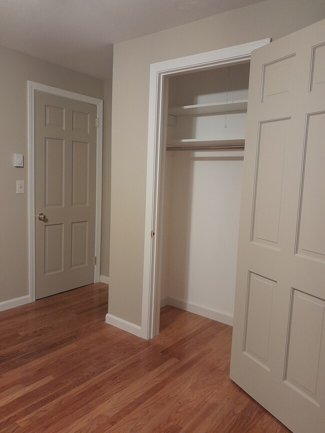 Building Photo - 26 Queensbury Dr