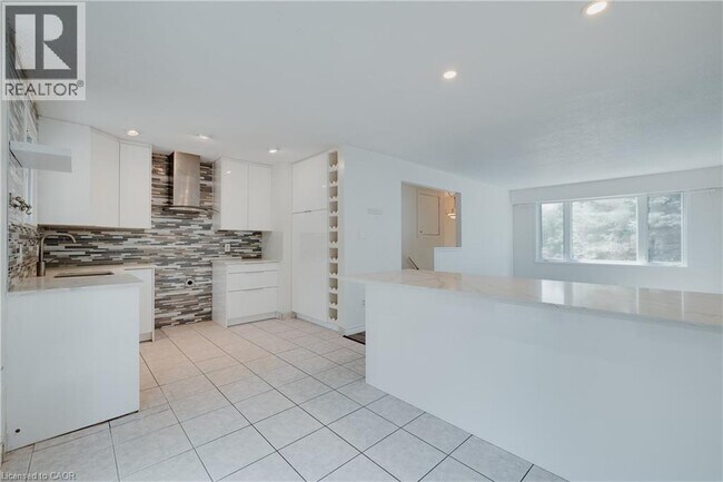 Photo du bâtiment - 595 Pioneer Dr