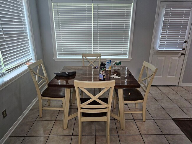 Building Photo - College Station - 3 Bedroom - 2 bath - 2 c...