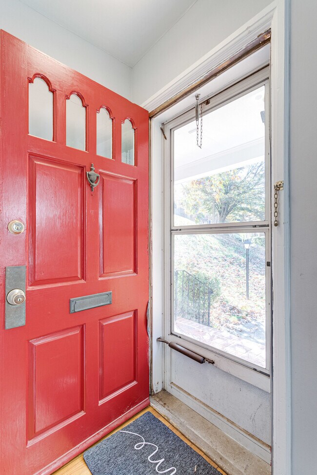 2723 S Buchanan St Unit None, Arlington, VA 22206 Condo for Rent in