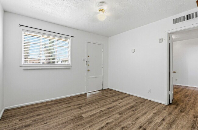 Building Photo - 79904$600 rent. Water and trash included in this 1 bedroom 1 bath apartment.