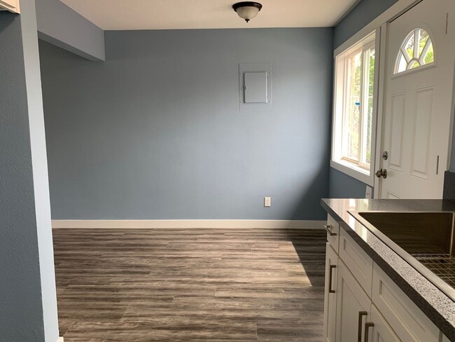 Building Photo - AT1070