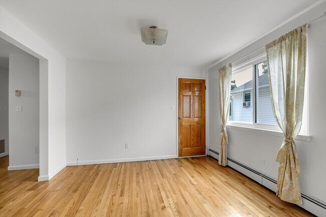 Foto del edificio - 84 Hickory Rd