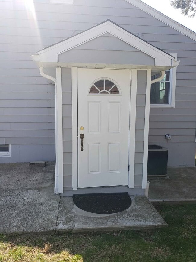 Building Photo - 274 Robin St