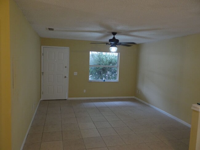 Building Photo - 2/1 rental on a quiet property - MOVE in r...