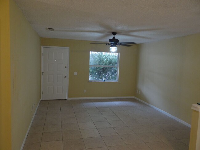 Foto del edificio - 2/1 rental on a quiet street - 50% off 1st...