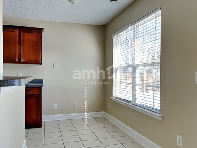 Foto del edificio - 738 Laurel Hill Cir