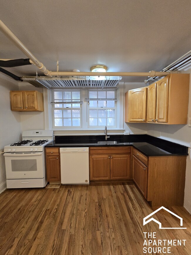 Building Photo - 1454 Oak Ave