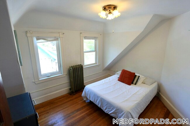 Building Photo - 124 Forest St