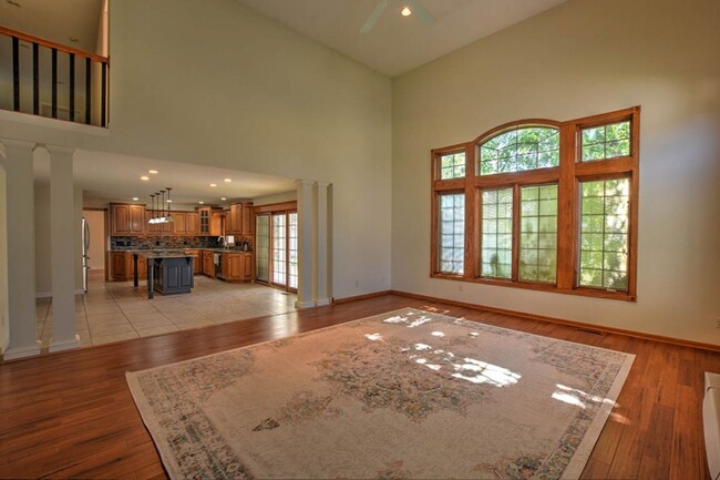 Building Photo - Beautiful Forsyth Home!