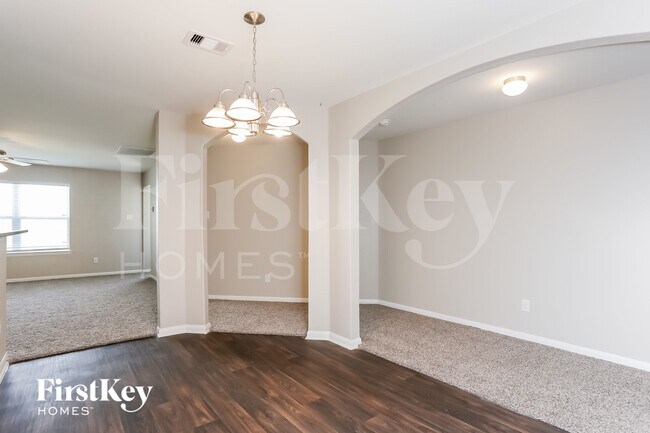 Foto del edificio - 5551 Rainbow Rd.