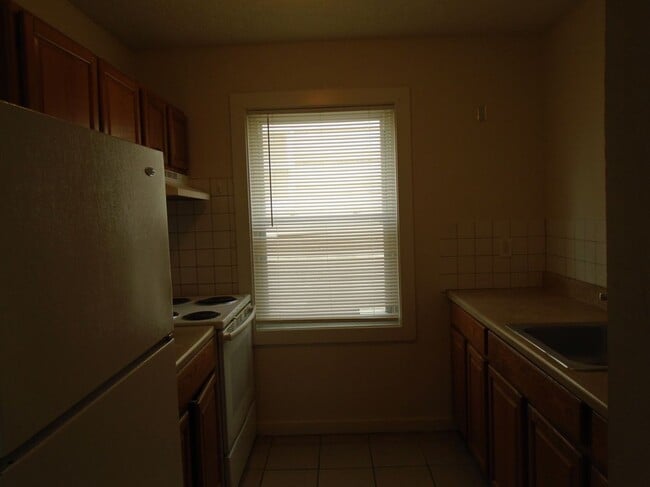 Building Photo - 327 Augur St