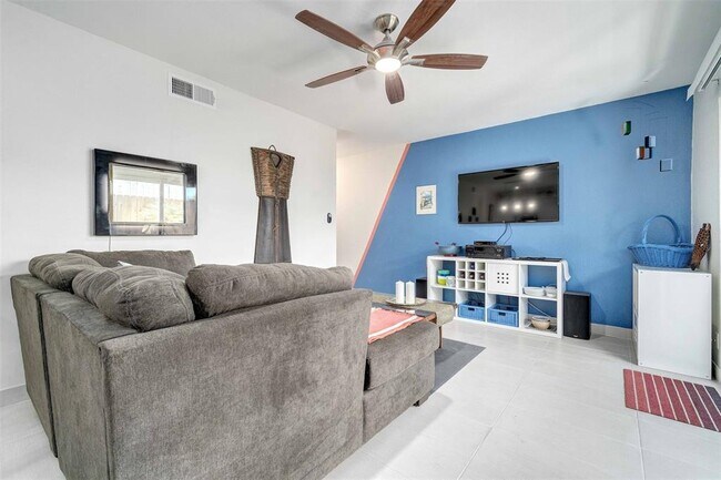 Building Photo - 2600 Penny Ln