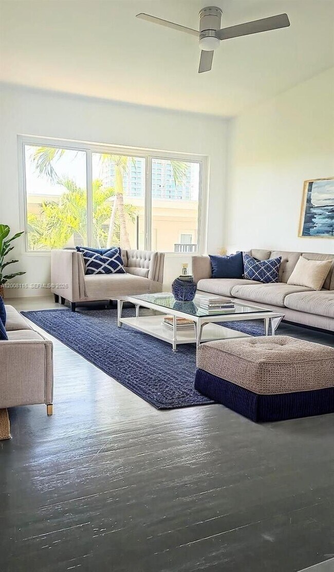 Foto del edificio - 7325 Byron Ave