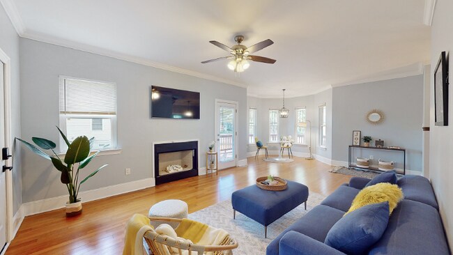 Building Photo - 907 E Waldburg St