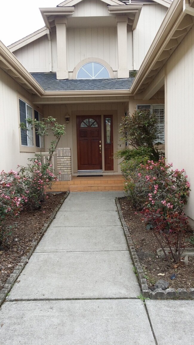 Building Photo - 531 Maria Dr