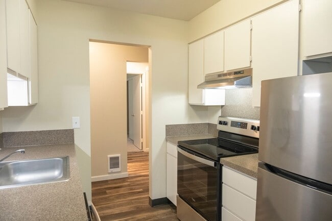 Building Photo - Heart of Irvington – Cozy Two-Bedroom Retreat