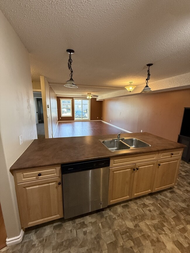 Building Photo - 901 16 St