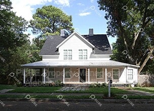 Building Photo - 3305 Bradley St SW